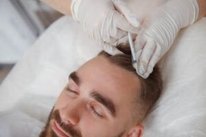 giovane-che-riceve-un-trattamento-per-i-capelli