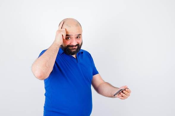 Maschio adulto che esegue l'estrazione di unità follicolari. Il miglior trapianto di capelli in Turchia