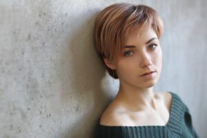ragazza-acconciatura-da-pixie-capelli-corti-occhi-blu