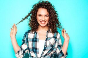 ritratto-bella-modella-sorridente-acconciatura-riccioli-afro-vestito-abbigliamento-hipster-estate-donna-divertente-positivo-