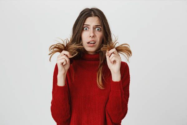 ragazza-problema-a-mostrare-le-doppie-punte